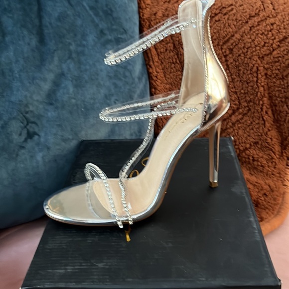Sexy silver sandals NIB OLIVIA Ferguson a 10 - Picture 2 of 13